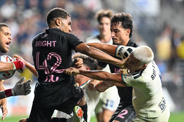 CHESTER, PA - AUGUST 19: Philadelphia Union midfield Cavan Sullivan 6 fights with Inter Miami CF offense Yannick Bright 42 during the game between the Philadelphia Union and Inter Miami CF on August 19th, 2026 at Subaru Park in Chester, PA. (Photo by Terence Lewis Icon Sportswire) SOCCER: AUG 19 MLS, Fussball Herren, USA Philadelphia Union vs Inter Miami CF EDITORIAL USE ONLY Icon260819013