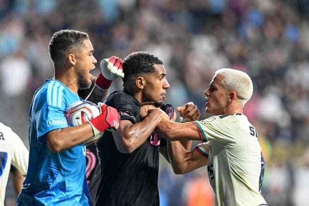 CHESTER, PA - AUGUST 19: Inter Miami CF goalkeeper Dayne St. Clair 97 and Inter Miami CF offense Yannick Bright 42 fights with Philadelphia Union midfield Cavan Sullivan 6 during the game between the Philadelphia Union and Inter Miami CF on August 19th, 2026 at Subaru Park in Chester, PA. (Photo by Terence Lewis Icon Sportswire) SOCCER: AUG 19 MLS, Fussball Herren, USA Philadelphia Union vs Inter Miami CF EDITORIAL USE ONLY Icon260819015