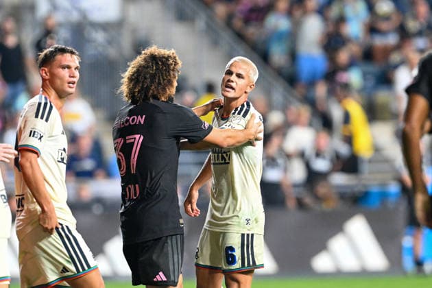 CHESTER, PA - AUGUST 19: Inter Miami CF defense Maximiliano Falcon 37 deescalates a fight with Philadelphia Union midfield Cavan Sullivan 6 during the game between the Philadelphia Union and Inter Miami CF on August 19th, 2026 at Subaru Park in Chester, PA. (Photo by Terence Lewis Icon Sportswire) SOCCER: AUG 19 MLS, Fussball Herren, USA Philadelphia Union vs Inter Miami CF EDITORIAL USE ONLY Icon260819016