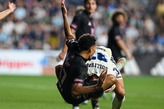 CHESTER, PA - AUGUST 19: Philadelphia Union midfield Quinn Sullivan 33 body slams .Inter Miami CF defense Ian Fray 17 during the game between the Philadelphia Union and Inter Miami CF on August 19th, 2026 at Subaru Park in Chester, PA. (Photo by Terence Lewis Icon Sportswire) SOCCER: AUG 19 MLS, Fussball Herren, USA Philadelphia Union vs Inter Miami CF EDITORIAL USE ONLY Icon260819046