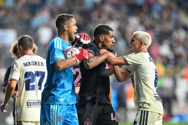 CHESTER, PA - AUGUST 19: Inter Miami CF goalkeeper Dayne St. Clair 97 and Inter Miami CF offense Yannick Bright 42 are shown in an altercation with Philadelphia Union midfield Cavan Sullivan 6 that resulted in a red card during the game between the Philadelphia Union and Inter Miami CF on August 19th, 2026 at Subaru Park in Chester, PA. (Photo by Terence Lewis Icon Sportswire) SOCCER: AUG 19 MLS, Fussball Herren, USA Philadelphia Union vs Inter Miami CF EDITORIAL USE ONLY Icon260819049