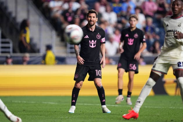 August 19, 2026: Inter Miami Foward Lionel Messi (10) watches the ball during the second half of an MLS, Fussball Herren, USA match against the Philadelphia Union at Subaru Park in Chester, Pennsylvania. CSM Chester United States of America - ZUMAc04_ 20260819_zma_c04_125 Copyright: xKylexRoddenx
