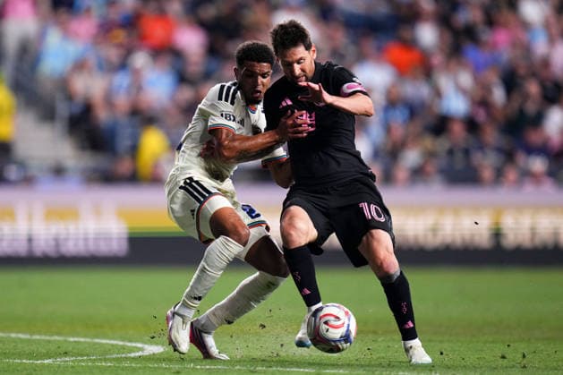 August 19, 2026: Inter Miami Foward Lionel Messi (10) and Philadelphia Union Defender Nathan Harriel (26) battle for the ball during the second half of an MLS, Fussball Herren, USA match at Subaru Park in Chester, Pennsylvania. CSM Chester United States of America - ZUMAc04_ 20260819_zma_c04_127 Copyright: xKylexRoddenx