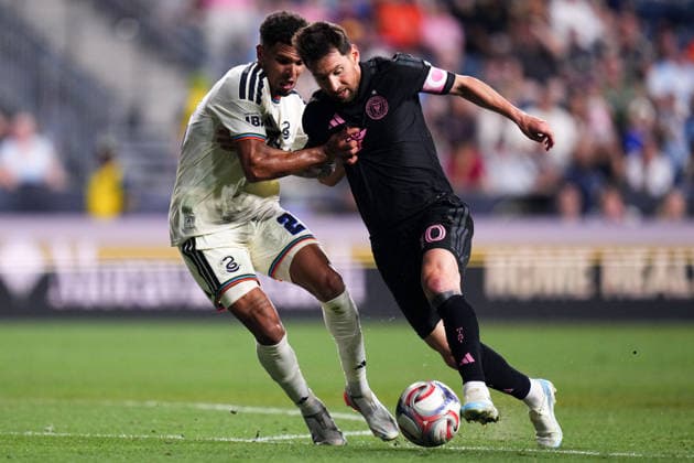MLS, Fussball Herren, USA 2026: Union Vs Miami AUG 19 August 19, 2026: Inter Miami Foward Lionel Messi (10) and Philadelphia Union Defender Nathan Harriel (26) battle for the ball during the second half of an MLS match at Subaru Park in Chester, Pennsylvania. Kyle Rodden CSM (Credit Image: Â Kyle Rodden Cal Media) Chester Pennsylvania United States of America EDITORIAL USE ONLY Copyright: xx ZUMA-20260819_zma_c04_083.jpg KylexRoddenx csmphotothree512887