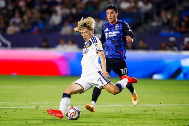 MLS, Fussball Herren, USA Soccer - LA Galaxy vs San Jose Earthquakes LA Galaxy forward Kyogo Furuhashi (front) goes for the ball during an Major League Soccer (MLS) match between the LA Galaxy and the San Jose Earthquakes in Carson, California, USA, 19 August 2026. CARSON CALIFORNIA United States  Copyright: xCHRISxTORRESx