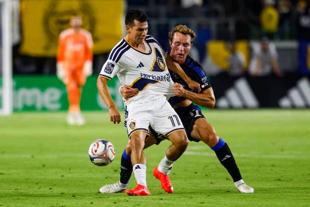 MLS, Fussball Herren, USA Soccer - LA Galaxy vs San Jose Earthquakes LA Galaxy forward Hirving Lozano (L) is covered by San Jose Earthquakes defender Jack Jasinski during an Major League Soccer (MLS) match between the LA Galaxy and the San Jose Earthquakes in Carson, California, USA, 19 August 2026. CARSON CALIFORNIA United States  Copyright: xCHRISxTORRESx