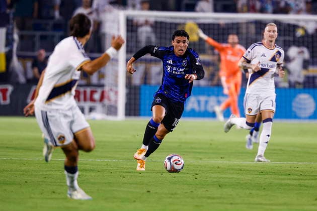 MLS, Fussball Herren, USA Soccer - LA Galaxy vs San Jose Earthquakes San Jose Earthquakes midfielder Niko Tsakiris (C) goes up field during an Major League Soccer (MLS) match between the LA Galaxy and the San Jose Earthquakes in Carson, California, USA, 19 August 2026. CARSON CALIFORNIA United States  Copyright: xCHRISxTORRESx
