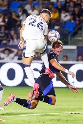 MLS, Fussball Herren, USA Soccer - LA Galaxy vs San Jose Earthquakes LA Galaxy defender Harbor Miller (top) and San Jose Earthquakes defender Jack Jasinski go for the ball during an Major League Soccer (MLS) match between the LA Galaxy and the San Jose Earthquakes in Carson, California, USA, 19 August 2026. CARSON CALIFORNIA United States  Copyright: xCHRISxTORRESx