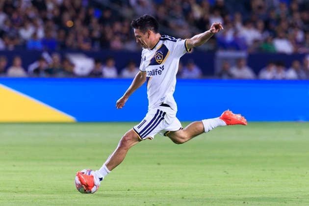 August 19, 2026, Carson, California, USA: Hirving Lozano 11 of the LA Galaxy makes a shot on target during their regular season MLS, Fussball Herren, USA game against the San Jose Earthquakes on Wednesday August 19, 2026 at the Dignity Health Sports Park Stadium in Carson, California. ARIANA RUIZ PI Carson USA - ZUMAp124 20260819_zaa_p124_001 Copyright: xArianaxRuizx