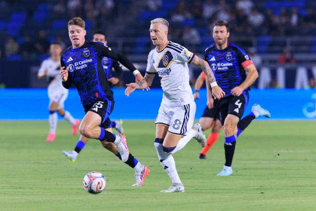 August 19, 2026, Carson, California, USA: Marco Reus 18 of the LA Galaxy runs up the middle as Max Floriani 25 and Dave Romney 4 of the San Jose Earthquakes defend during their regular season MLS, Fussball Herren, USA game on Wednesday August 19, 2026 at the Dignity Health Sports Park Stadium in Carson, California. ARIANA RUIZ PI Carson USA - ZUMAp124 20260819_zaa_p124_015 Copyright: xArianaxRuizx