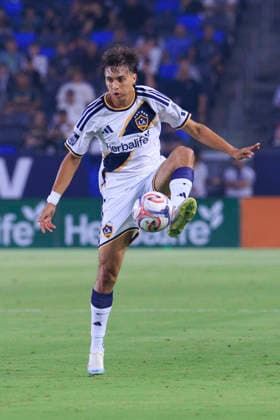 August 19, 2026, Carson, California, USA: Julian Aude 3 of the LA Galaxy receives a long pass during their regular season MLS, Fussball Herren, USA game against the San Jose Earthquakes on Wednesday August 19, 2026 at the Dignity Health Sports Park Stadium in Carson, California. ARIANA RUIZ PI Carson USA - ZUMAp124 20260819_zaa_p124_020 Copyright: xArianaxRuizx
