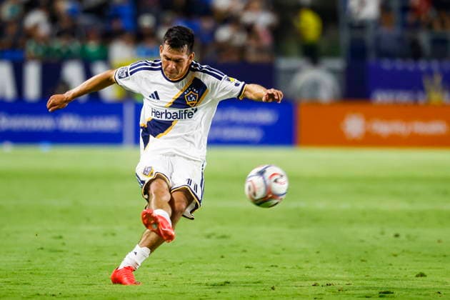 MLS, Fussball Herren, USA Soccer - LA Galaxy vs San Jose Earthquakes LA Galaxy forward Hirving Lozano kicks a free kick in the second half during an Major League Soccer (MLS) match between the LA Galaxy and the San Jose Earthquakes in Carson, California, USA, 19 August 2026. CARSON CALIFORNIA United States  Copyright: xCHRISxTORRESx