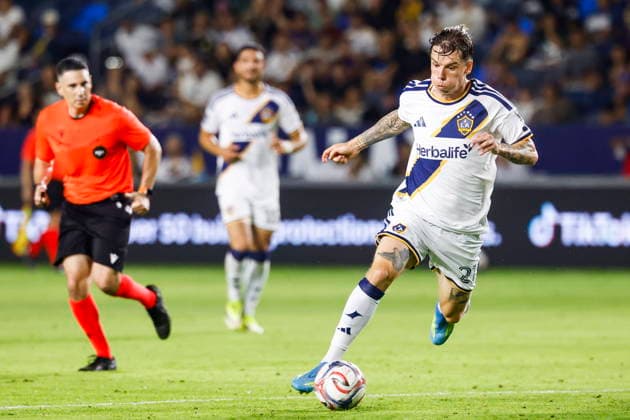 MLS, Fussball Herren, USA Soccer - LA Galaxy vs San Jose Earthquakes LA Galaxy forward Robert Taylor (R) goes for goal in the second half during an Major League Soccer (MLS) match between the LA Galaxy and the San Jose Earthquakes in Carson, California, USA, 19 August 2026. CARSON CALIFORNIA United States  Copyright: xCHRISxTORRESx