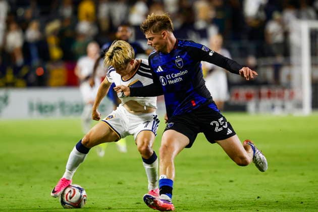 MLS, Fussball Herren, USA Soccer - LA Galaxy vs San Jose Earthquakes LA Galaxy forward Kyogo Furuhashi (L) and San Jose Earthquakes defender Max Floriani (R) battle for possession in the second half during an Major League Soccer (MLS) match between the LA Galaxy and the San Jose Earthquakes in Carson, California, USA, 19 August 2026. CARSON CALIFORNIA United States  Copyright: xCHRISxTORRESx