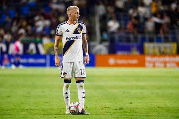 MLS, Fussball Herren, USA Soccer - LA Galaxy vs San Jose Earthquakes LA Galaxy midfielder Marco Reus prepares to kick a free kick in the second half during an Major League Soccer (MLS) match between the LA Galaxy and the San Jose Earthquakes in Carson, California, USA, 19 August 2026. CARSON CALIFORNIA United States  Copyright: xCHRISxTORRESx