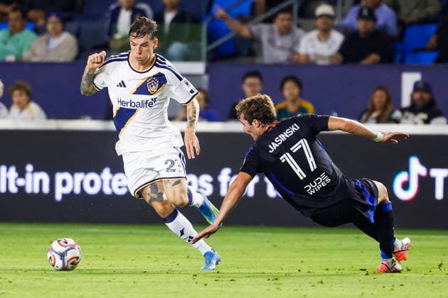 MLS, Fussball Herren, USA Soccer - LA Galaxy vs San Jose Earthquakes LA Galaxy forward Robert Taylor (L) gets past San Jose Earthquakes defender Jack Jasinski in the second half during an Major League Soccer (MLS) match between the LA Galaxy and the San Jose Earthquakes in Carson, California, USA, 19 August 2026. CARSON CALIFORNIA United States  Copyright: xCHRISxTORRESx