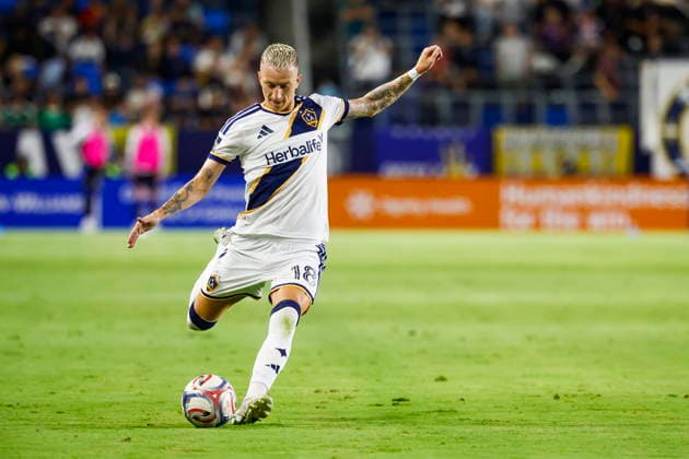 MLS, Fussball Herren, USA Soccer - LA Galaxy vs San Jose Earthquakes LA Galaxy midfielder Marco Reus kicks a free kick in the second half during a Major League Soccer (MLS) match between the LA Galaxy and the San Jose Earthquakes in Carson, California, USA, 19 August 2026. CARSON CALIFORNIA United States  Copyright: xCHRISxTORRESx