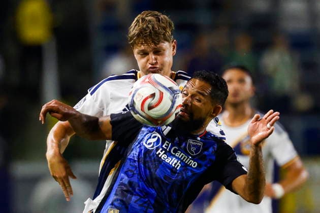MLS, Fussball Herren, USA Soccer - LA Galaxy vs San Jose Earthquakes LA Galaxy defender Emiro Garces (front) and San Jose Earthquakes defender Vitor Costa battle for the ball in the second half during a Major League Soccer (MLS) match between the LA Galaxy and the San Jose Earthquakes in Carson, California, USA, 19 August 2026. CARSON CALIFORNIA United States  Copyright: xCHRISxTORRESx