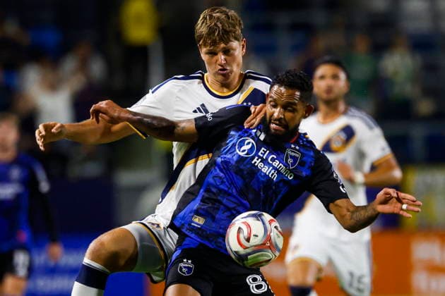 MLS, Fussball Herren, USA Soccer - LA Galaxy vs San Jose Earthquakes LA Galaxy defender Emiro Garces (back) and San Jose Earthquakes defender Vitor Costa battle for the ball in the second half during a Major League Soccer (MLS) match between the LA Galaxy and the San Jose Earthquakes in Carson, California, USA, 19 August 2026. CARSON CALIFORNIA United States  Copyright: xCHRISxTORRESx