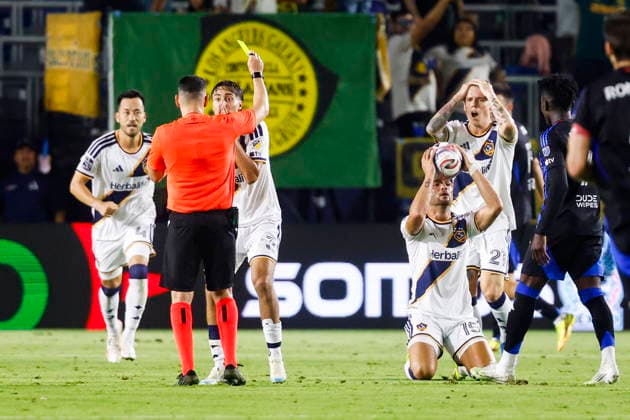 MLS, Fussball Herren, USA Soccer - LA Galaxy vs San Jose Earthquakes LA Galaxy players react to a foul late in the second half during a Major League Soccer (MLS) match between the LA Galaxy and the San Jose Earthquakes in Carson, California, USA, 19 August 2026. CARSON CALIFORNIA United States  Copyright: xCHRISxTORRESx