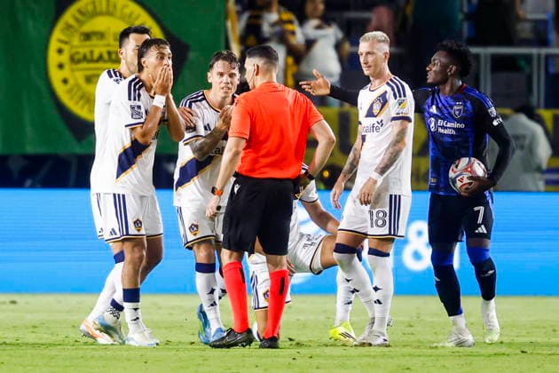 MLS, Fussball Herren, USA Soccer - LA Galaxy vs San Jose Earthquakes LA Galaxy players react to a foul late in the second half during a Major League Soccer (MLS) match between the LA Galaxy and the San Jose Earthquakes in Carson, California, USA, 19 August 2026. CARSON CALIFORNIA United States  Copyright: xCHRISxTORRESx