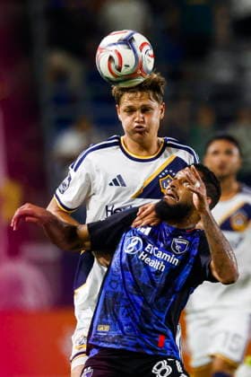 MLS, Fussball Herren, USA Soccer - LA Galaxy vs San Jose Earthquakes LA Galaxy defender Emiro Garces (front) and San Jose Earthquakes defender Vitor Costa battle for the ball in the second half during a Major League Soccer (MLS) match between the LA Galaxy and the San Jose Earthquakes in Carson, California, USA, 19 August 2026. CARSON CALIFORNIA United States  Copyright: xCHRISxTORRESx