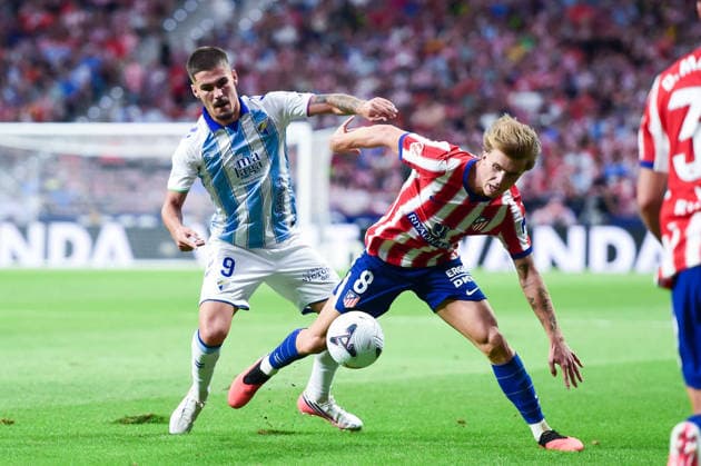 (260820) -- MADRID, Aug. 20, 2026 -- Atletico de Madrid s Pablo Barrios (R) vies with Malaga s Chupe during the Liga football match between Atletico de Madrid and Malaga at Metropolitano stadium in Madrid, Spain, Aug. 19, 2026. (Photo by Xinhua) (SP)SPAIN-MADRID-FOOTBALL-LA LIGA-ATLETICO DE MADRID VS MALAGA GustavoxValiente 