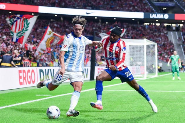 (260820) -- MADRID, Aug. 20, 2026 -- Atletico de Madrid s Ademola Lookman (R) vies with Malaga s Angel Recio during the Liga football match between Atletico de Madrid and Malaga at Metropolitano stadium in Madrid, Spain, Aug. 19, 2026. (Photo by Xinhua) (SP)SPAIN-MADRID-FOOTBALL-LA LIGA-ATLETICO DE MADRID VS MALAGA GustavoxValiente 