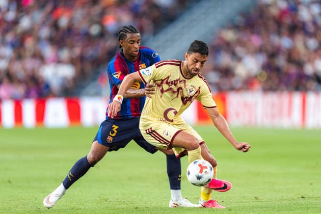 (260820) -- BARCELONA, Aug. 20, 2026 -- FC Barcelona, Barca s Alejandro Balde (L) vies with Al Ahly s Taher during the 61st Joan Gamper Trophy football match between FC Barcelona and Al Ahly FC in Barcelona, Spain, Aug. 19, 2026. (Photo by Xinhua) (SP)SPAIN-BARCELONA-FOOTBALL-JOAN GAMPER TROPHY-BARCELONA VS AL AHLY JoanxGosa 