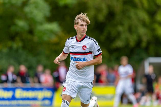 U19 DFB-Nachwuchsliga - Vorrunde Gruppe C: FC Rot-Weiß Erfurt vs. 1. FC Nürnberg; Erfurt; 19.08.2026 Paul Müller ( 18; 1. FC Nürnberg U19) U19 DFB-Nachwuchsliga - Vorrunde Gruppe C: FC Rot-Weiß Erfurt vs. 1. FC Nürnberg; Hauptplatz Cyriaksgebreite Erfurt; 19.08.2026 DFB REGULATIONS PROHIBIT ANY USE OF PHOTOGRAPHS AS IMAGE SEQUENCES AND OR QUASI-VIDEO. *** U19 DFB Youth League Preliminary Round Group C FC Rot-Weiß Erfurt vs. 1. FC Nürnberg Erfurt, August 19, 2026 Paul Müller 18 1. FC Nürnberg U19 U19 DFB Youth League Preliminary Round Group C FC Rot-Weiß Erfurt vs. 1. FC Nürnberg Main Field, Cyriaksgebreite, Erfurt, August 19, 2026. DFB regulations prohibit any use of photographs as image sequences and or quasi-video. Copyright: xBEAUTIFULxSPORTS Duehringx