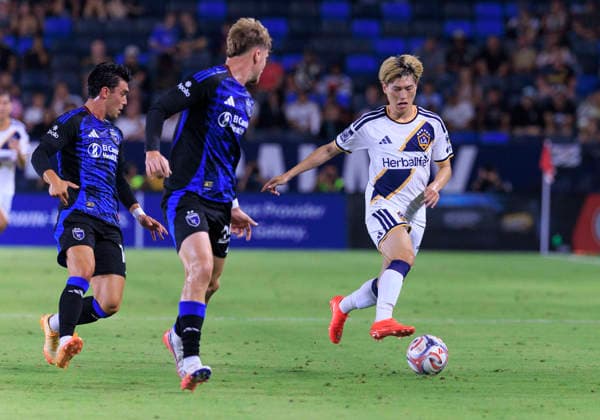 August 19, 2026, Carson, California, USA: Kyogo Furuhashi 7 of the LA Galaxy takes the ball up the sidelines as Max Floriani 25 and Niko Tsakiris 10 of the San Jose Earthquakes defend during their regular season MLS, Fussball Herren, USA game on Wednesday August 19, 2026 at the Dignity Health Sports Park Stadium in Carson, California. Galaxy defeat Earthquakes, 1-0. ARIANA RUIZ PI Carson USA - ZUMAp124 20260819_zaa_p124_022 Copyright: xArianaxRuizx
