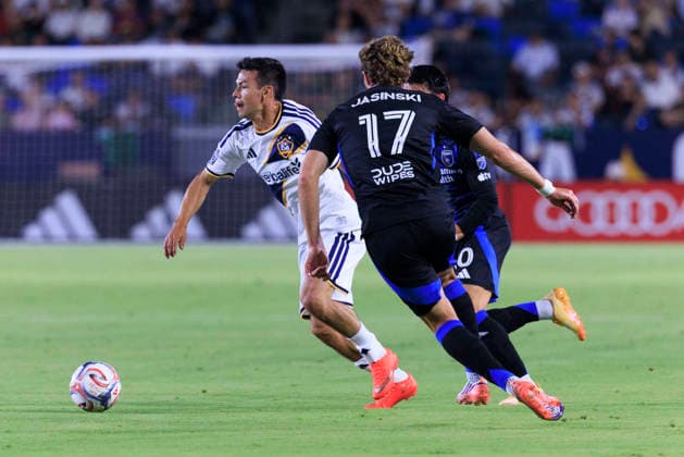 August 19, 2026, Carson, California, USA: Hirving Lozano 11 of the LA Galaxy passes the ball as Jack Jasinski 17 of the San Jose Earthquakes defends during their regular season MLS, Fussball Herren, USA game on Wednesday August 19, 2026 at the Dignity Health Sports Park Stadium in Carson, California. Galaxy defeat Earthquakes, 1-0. ARIANA RUIZ PI Carson USA - ZUMAp124 20260819_zaa_p124_024 Copyright: xArianaxRuizx