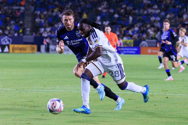 August 19, 2026, Carson, California, USA: Joseph Paintsil 28 of the LA Galaxy makes a goal attempt as Dave Romney 4 of the San Jose Earthquake defends during their regular season MLS, Fussball Herren, USA game on Wednesday August 19, 2026 at the Dignity Health Sports Park Stadium in Carson, California. Galaxy defeat Earthquakes, 1-0. ARIANA RUIZ PI Carson USA - ZUMAp124 20260819_zaa_p124_028 Copyright: xArianaxRuizx