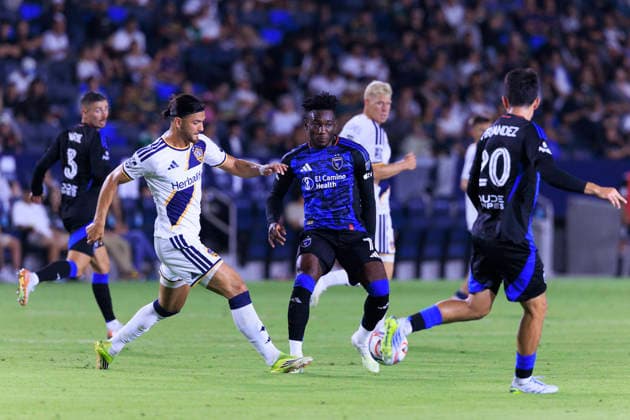 August 19, 2026, Carson, California, USA: Ousseni Bouda 7 of the San Jose Earthquakes passes the ball to Nick Fernandez 20 as Justin Haak 15 of the LA Galaxy defends during their regular season MLS, Fussball Herren, USA game on Wednesday August 19, 2026 at the Dignity Health Sports Park Stadium in Carson, California. Galaxy defeat Earthquakes, 1-0. ARIANA RUIZ PI Carson USA - ZUMAp124 20260819_zaa_p124_034 Copyright: xArianaxRuizx