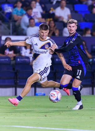 August 19, 2026, Carson, California, USA: Timo Werner 11 of the San Jose Earthquakes grabs onto Harbor Miller 26 of the LA Galaxy during their regular season MLS, Fussball Herren, USA game on Wednesday August 19, 2026 at the Dignity Health Sports Park Stadium in Carson, California. Galaxy defeat Earthquakes, 1-0. ARIANA RUIZ PI Carson USA - ZUMAp124 20260819_zaa_p124_033 Copyright: xArianaxRuizx