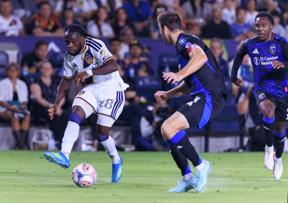 August 19, 2026, Carson, California, USA: Joseph Paintsil 28 of the LA Galaxy makes a goal attempt as Dave Romney 4 of the San Jose Earthquake defends during their regular season MLS, Fussball Herren, USA game on Wednesday August 19, 2026 at the Dignity Health Sports Park Stadium in Carson, California. Galaxy defeat Earthquakes, 1-0. ARIANA RUIZ PI Carson USA - ZUMAp124 20260819_zaa_p124_035 Copyright: xArianaxRuizx