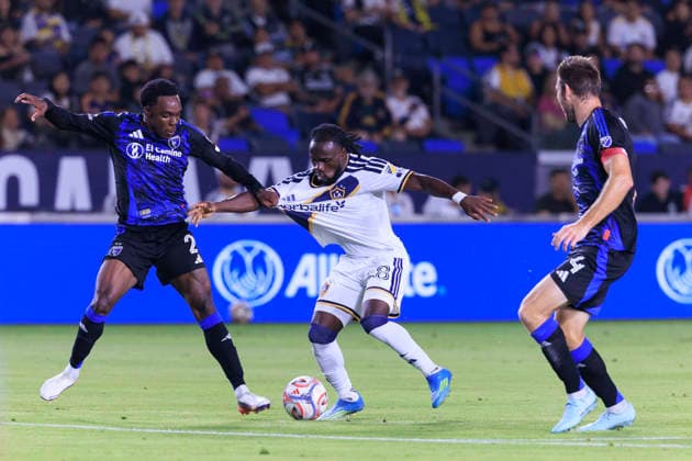 August 19, 2026, Carson, California, USA: Jamar Ricketts 2 of the San Jose Earthquakes pulls on the jersey of Joseph Paintsil 28 of the LA Galaxy during their regular season MLS, Fussball Herren, USA game on Wednesday August 19, 2026 at the Dignity Health Sports Park Stadium in Carson, California. Galaxy defeat Earthquakes, 1-0. ARIANA RUIZ PI Carson USA - ZUMAp124 20260819_zaa_p124_036 Copyright: xArianaxRuizx