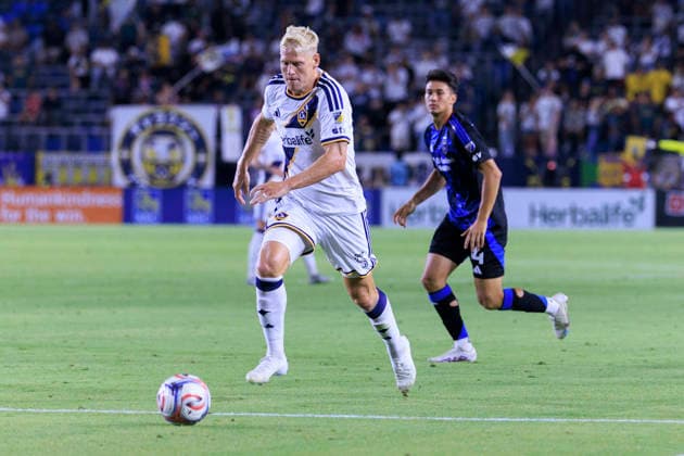 August 19, 2026, Carson, California, USA: Jakob Glesnes 5 of the LA Galaxy makes a goal attempt as Beau Leroux 34 of the San Jose Earthquakes chases after him during their regular season MLS, Fussball Herren, USA game on Wednesday August 19, 2026 at the Dignity Health Sports Park Stadium in Carson, California. Galaxy defeat Earthquakes, 1-0. ARIANA RUIZ PI Carson USA - ZUMAp124 20260819_zaa_p124_037 Copyright: xArianaxRuizx
