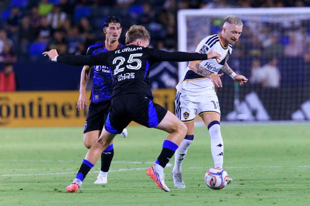 August 19, 2026, Carson, California, USA: Marco Reus 18 of the LA Galaxy passes the ball as Max Floriani 25 of the San Jose Earthquakes attempts to intercept during their regular season MLS, Fussball Herren, USA game on Wednesday August 19, 2026 at the Dignity Health Sports Park Stadium in Carson, California. Galaxy defeat Earthquakes, 1-0. ARIANA RUIZ PI Carson USA - ZUMAp124 20260819_zaa_p124_038 Copyright: xArianaxRuizx