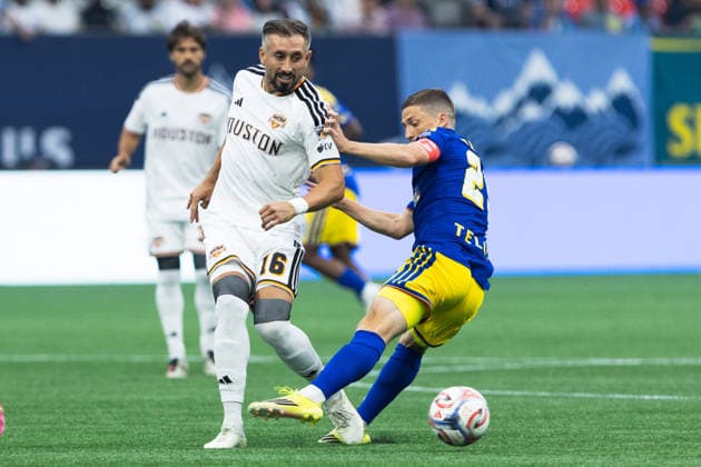 HÃ ctor Herrera and Ryan Gauld seen during MLS, Fussball Herren, USA game between teams of Vancouver Whitecaps and Houston Dynamo FC (Gael Amador Ball Raw Images) Vancouver BC Place Canada Copyright: xGaelxAmadorx Whitecaps_VS_Houston0040