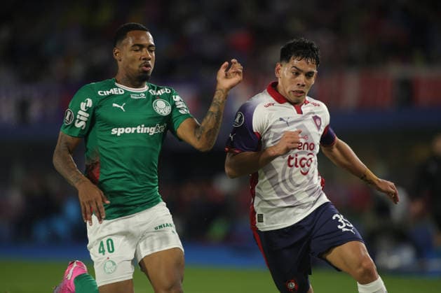 Allan of Palmeiras (L) and Marcelo Chaparro of Cerro Porteno (R) run for the ball Club Cerro Porteno v SE Palmeiras - Copa Libertadores Round of 16 second leg match - ASUNCION, PARAGUAY - AUGUST 19, 2026 Copyright: xSoccerxImagesx
