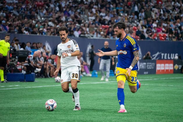 VANCOUVER, CANADA - AUGUST 19: Agustin Bouzat of Houston Dynamo FC controls the ball while Tristan Blackmon of Vancouver Whitecaps FC follows closely during the Major League Soccer match between Vancouver Whitecaps FC and Houston Dynamo FC at BC Place Stadium on August 19, 2026 in Vancouver, British Columbia, Canada.  Copyright: xAmyxElle SPPx Sportspressphoto_SPR211187