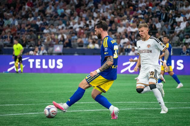 VANCOUVER, CANADA - AUGUST 19: Tristan Blackmon of Vancouver Whitecaps FC controls the ball while Mateusz Bogusz of Houston Dynamo FC follows closely during the Major League Soccer match between Vancouver Whitecaps FC and Houston Dynamo FC at BC Place Stadium on August 19, 2026 in Vancouver, British Columbia, Canada.  Copyright: xAmyxElle SPPx Sportspressphoto_SPR211190