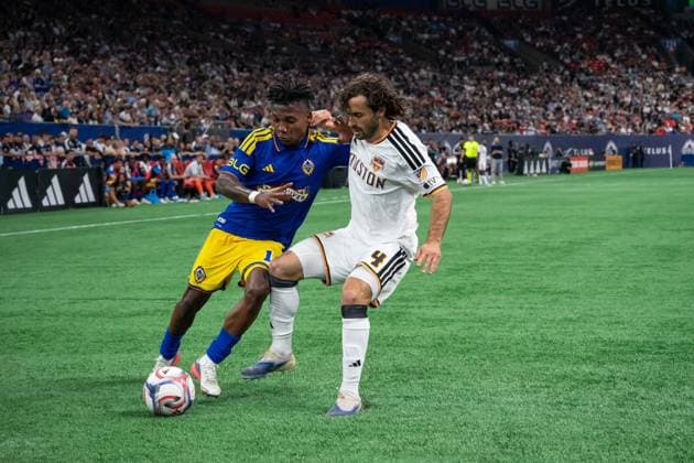 VANCOUVER, CANADA - AUGUST 19: Edier Ocampo of Vancouver Whitecaps FC and Marcelo Saracchi of Houston Dynamo FC battles for the ball during the Major League Soccer match between Vancouver Whitecaps FC and Houston Dynamo FC at BC Place Stadium on August 19, 2026 in Vancouver, British Columbia, Canada.  Copyright: xAmyxElle SPPx Sportspressphoto_SPR211211