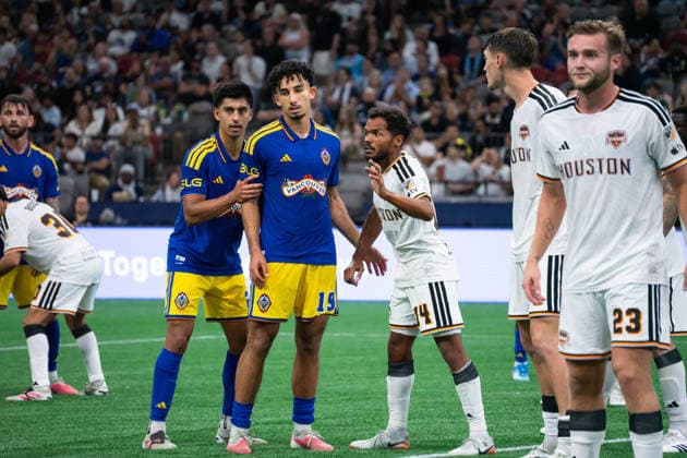 VANCOUVER, CANADA - AUGUST 19: Mathias Laborda of Vancouver Whitecaps FC, Rayan Elloumi of Vancouver Whitecaps FC and Duane Holmes of Houston Dynamo FC get ready for a corner kick during the Major League Soccer match between Vancouver Whitecaps FC and Houston Dynamo FC at BC Place Stadium on August 19, 2026 in Vancouver, British Columbia, Canada.  Copyright: xAmyxElle SPPx Sportspressphoto_SPR211215