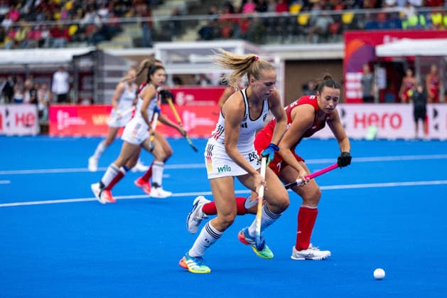 19.08.2026, BEL, Hockey, Frauen, FIH Weltmeisterschaft, Länderspiel, USA vs Deutschland Jette Fleschütz ( Deutschland, 28 ) am Ball im Zweikampf mit Lauren Wadas ( USA, 21 ), Wavre Belfius Arena Wallonisch-Brabant Belgien *** August 19, 2026, BEL, Hockey, Women s, FIH World Championship, International Match, USA vs. Germany; Jette Fleschütz (Germany), 28, in a one-on-one battle for the ball with Lauren Wadas (USA), 21; Wavre Belfius Arena, Walloon Brabant, Belgium Copyright: xNordphoto Memmlerx