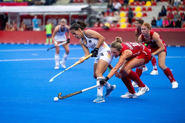19.08.2026, BEL, Hockey, Frauen, FIH Weltmeisterschaft, Länderspiel, USA vs Deutschland Lucina von der Heyde ( Deutschland, 14 ) im Zweikampf mit Claire Danahy ( USA, 18 ), Wavre Belfius Arena Wallonisch-Brabant Belgien *** August 19, 2026, BEL, Hockey, Women s, FIH World Championship, International Match, USA vs. Germany: Lucina von der Heyde (Germany, 14) in a one-on-one battle with Claire Danahy (USA, 18), Wavre Belfius Arena, Walloon Brabant, Belgium Copyright: xNordphoto Memmlerx