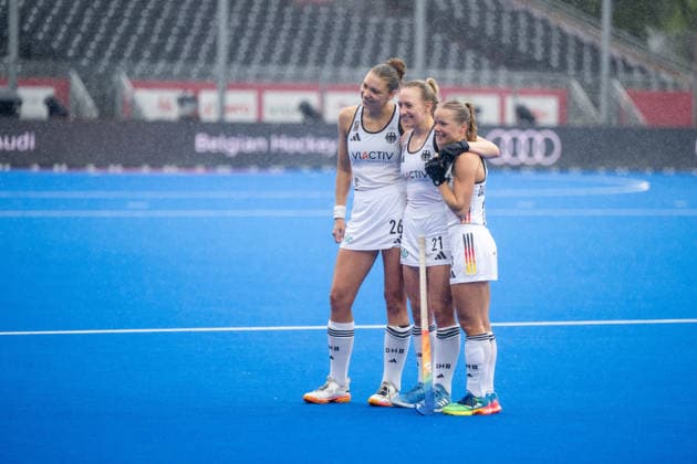 19.08.2026, BEL, Hockey, Frauen, FIH Weltmeisterschaft, Länderspiel, USA vs Deutschland Felicia Wiedermann ( Deutschland, 26 ), Sara Strauss ( Deutschland, 21 ), Emma Davidsmeyer ( Deutschland, 23 ) zufrieden nach dem Spiel, Wavre Belfius Arena Wallonisch-Brabant Belgien *** August 19, 2026, BEL, Field Hockey, Women s, FIH World Championship, International Match, USA vs. Germany: Felicia Wiedermann (Germany, 26), Sara Strauss (Germany, 21), and Emma Davidsmeyer (Germany, 23) looked satisfied after the game, Wavre Belfius Arena, Walloon Brabant, Belgium Copyright: xNordphoto Memmlerx