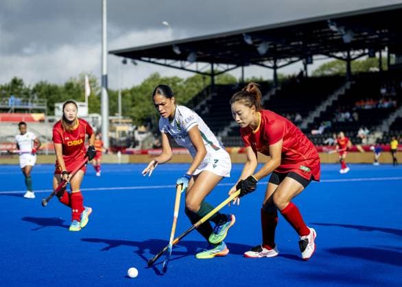 AMSTELVEEN - Taheera Augousti of South Africa (L) in a duel with Ning Ma of China during the group stage match at the Hockey World Cup between China and South Africa at the Wagener Stadium. KOEN VAN WEEL ANP xVIxANPxSportx xxANPxIVx 565858733 originalFilename: 565858733.jpg