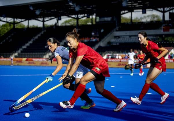 AMSTELVEEN - Taheera Augousti of South Africa (L) in a duel with Ning Ma of China during the group stage match at the Hockey World Cup between China and South Africa at the Wagener Stadium. KOEN VAN WEEL ANP xVIxANPxSportx xxANPxIVx 565858770 originalFilename: 565858770.jpg